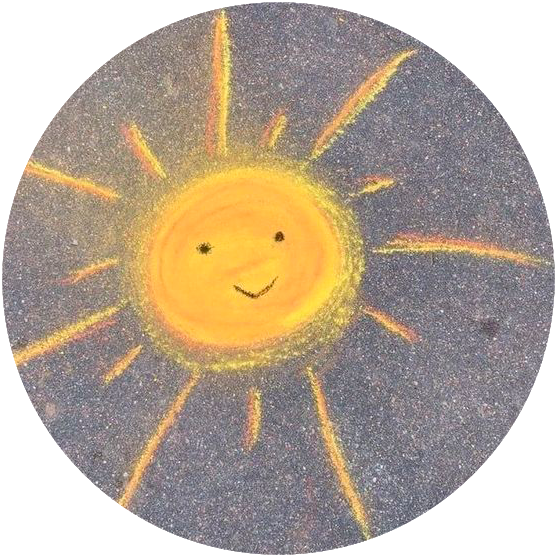 Dibujo de tiza sobre asfalto de un sol sonriendo.
